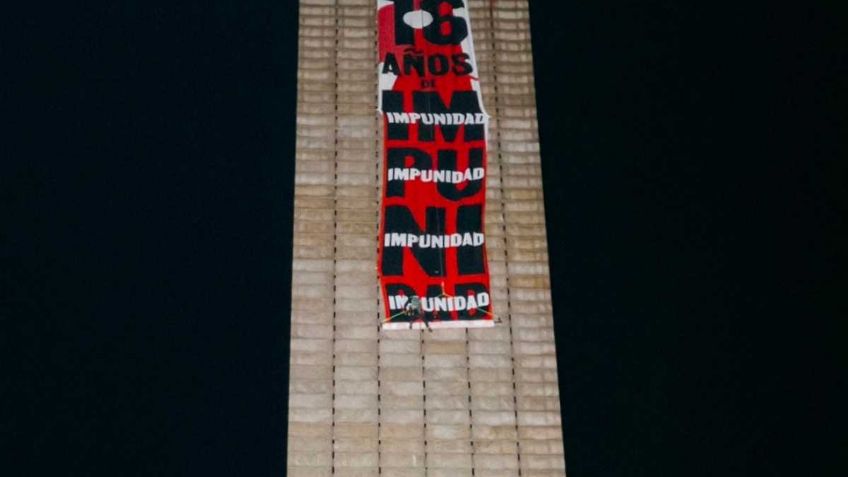 (VIDEO) "Nada que celebrar": Despliegan manta en la Estela de Luz contra la militarización