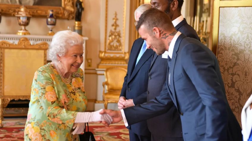 Tras hacer cola por horas, David Beckham le da el último adiós a la Reina Isabel II