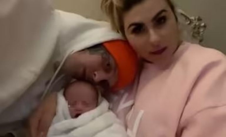 Aaron Carter y Melannie Martins con su bebé