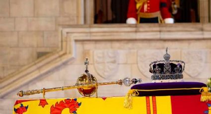 De no creerse: Presidente genera polémica por una FOTO frente al ataúd de la Reina Isabel II