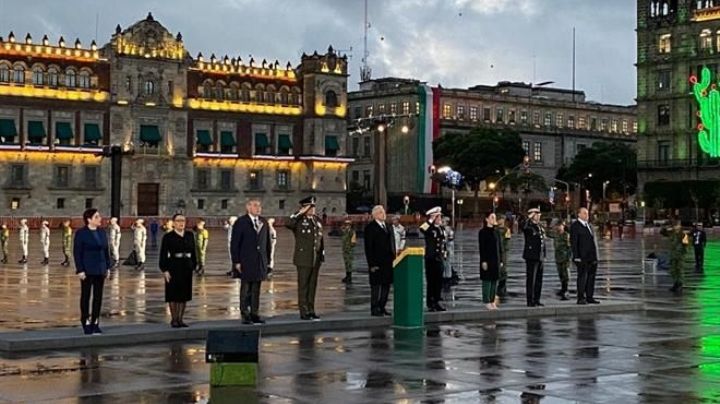 19-S: AMLO recuerda a las víctimas de los terremotos de 1985 y 2017 en CDMX e iza la bandera