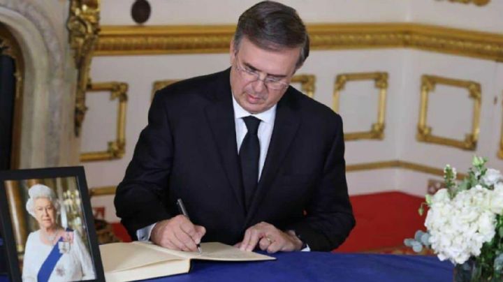 "Nomás faltó el ferétro": Reprueban 'selfie' de Marcelo Ebrard en funeral de la Reina Isabel II