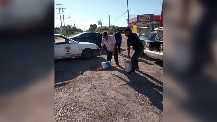 Taxistas dieceros de Ciudad Obregón se suman al bacheo ciudadano