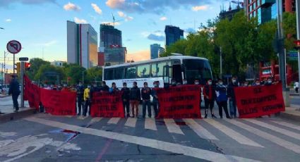 Normalistas de Puebla llevan más de 29 horas de bloqueo sobre Paseo de la Reforma