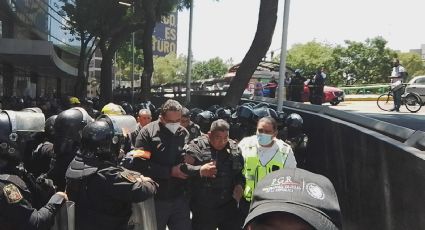 Normalistas de Ayotzinapa lanzan piedras a policías en CDMX; hay al menos15 heridos