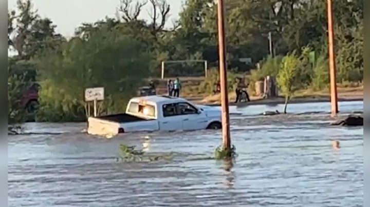 Navojoa: Camioneta queda varada al intentar cruzar el Río Mayo; no hay muertos