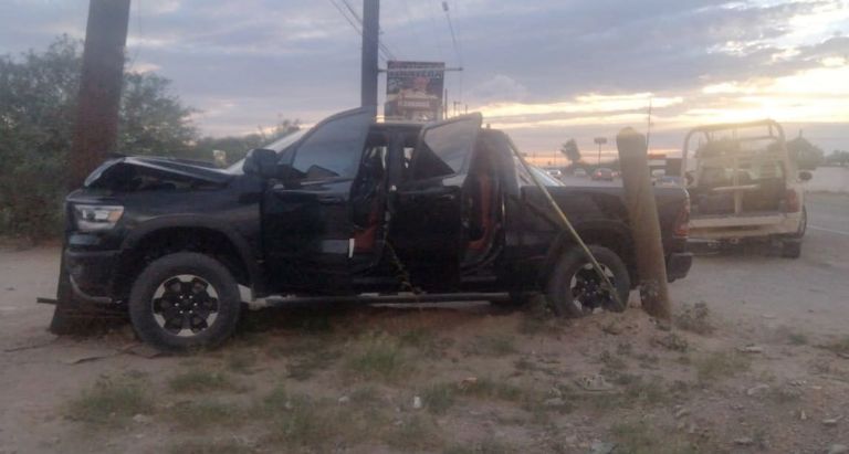 La camioneta negra fue ubicada a orillas de la carretera