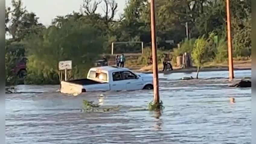 Navojoa: Camioneta queda varada al intentar cruzar el Río Mayo; no hay muertos
