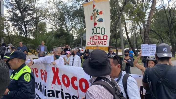 Con pintas, vecinos de Pueblo de Xoco protestan contra la recién inaugurada plaza Mítikah
