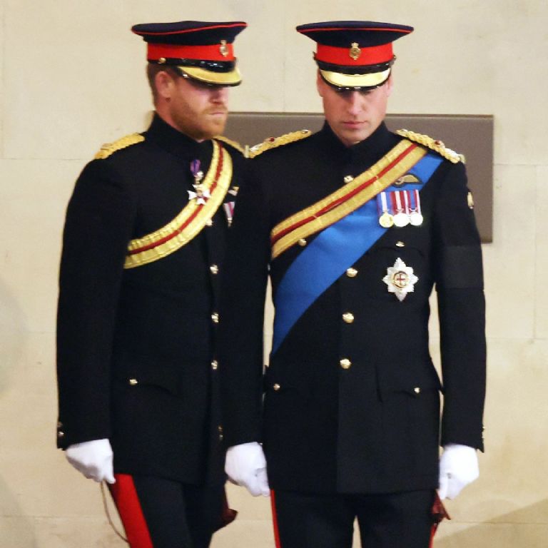 Fotografía de William y Harry en el funeral de Isabel II