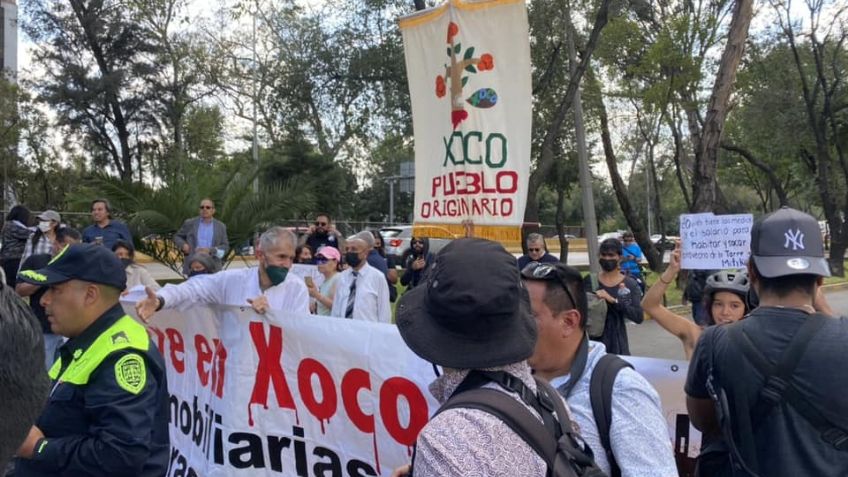 Con pintas, vecinos de Pueblo de Xoco protestan contra la recién inaugurada plaza Mítikah