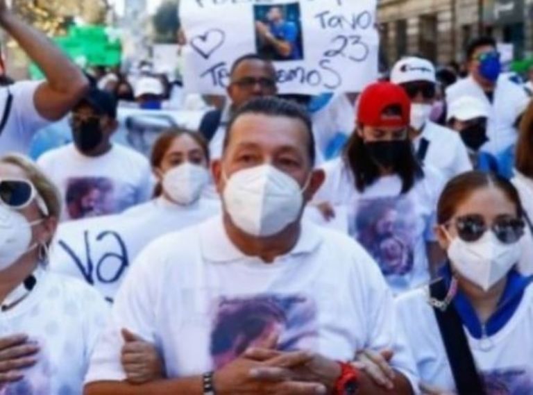 Familia de Octavio Ocaña en la marcha
