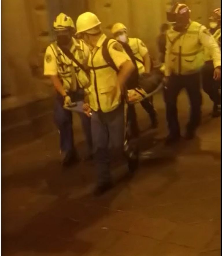 Hombre desmayado durante concierto de Grupo Firme
