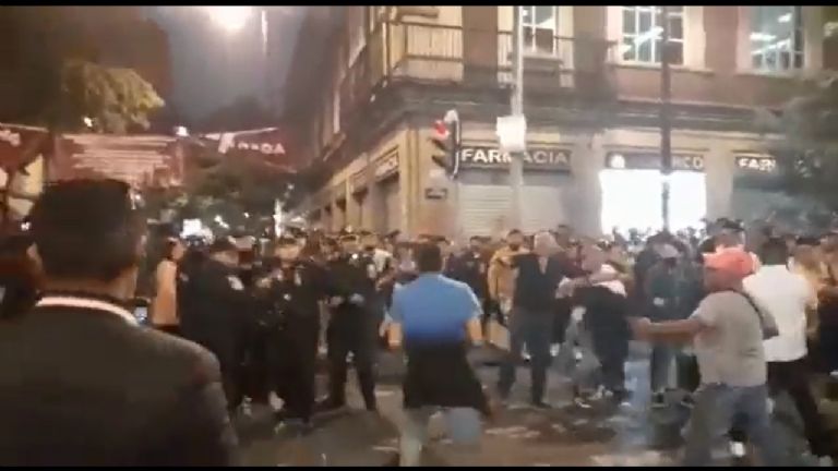 Pelea entre policías y fanáticos durante concierto de Grupo Firme