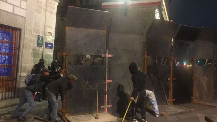 Blindan Palacio Nacional previo a la marcha por la desaparición de los normalistas de Ayotzinapa