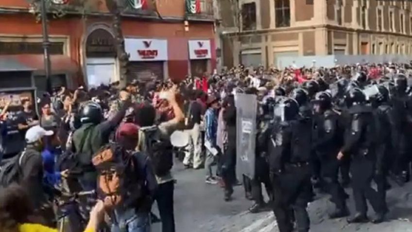 Encapuchados vandalizan y causan destrozos durante marcha por normalistas de Ayotzinapa