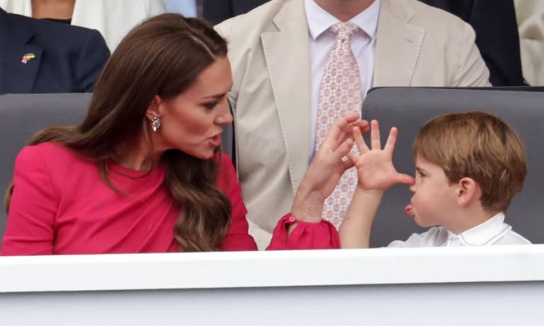 George le hace muecas a Kate Middleton