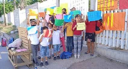Por falta de aires acondicionados, padres toman la primaria 'Esteban Teros Careaga' en Cajeme