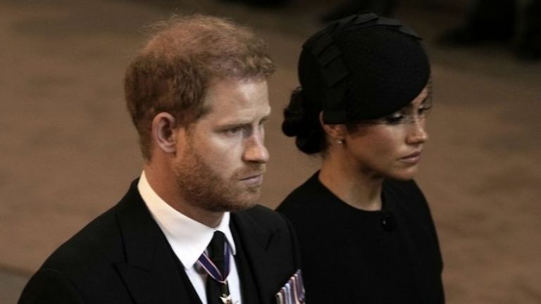 Meghan y Harry durante el funeral 