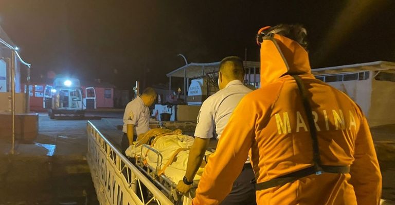 Marina apoya a tripulante de embarcación pesquera tras presentar problemas de salud en Guaymas