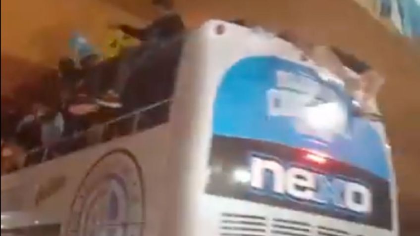 Equipo argentino se salva de tragedia al acercarse a puente; festejaban su ascenso a Primera