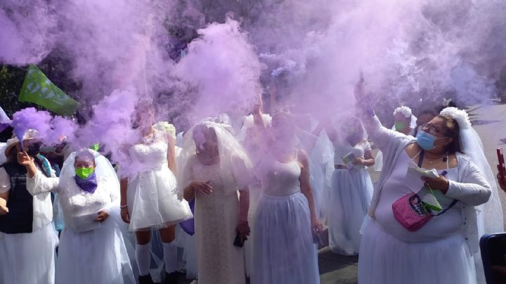Mujeres vestidas de novia protestan contra la violencia vicaria en el Congreso de la CDMX