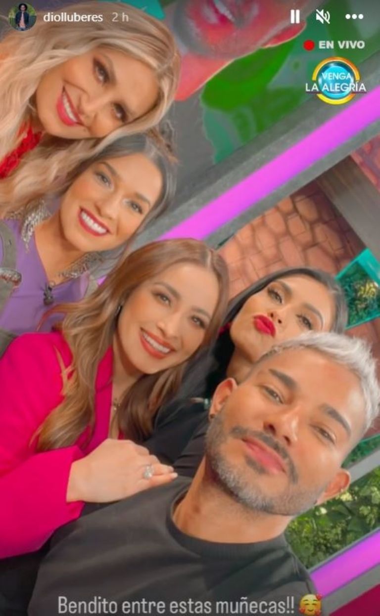Dio posa con el elenco femenil de VLA