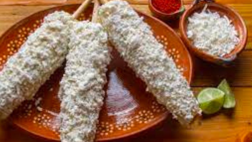 Qué elegancia la de Francia: Emprendedor vende elotes en las inmediaciones de la Torre Eiffel