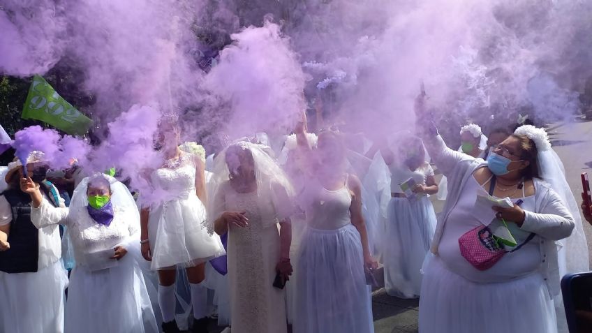 Mujeres vestidas de novia protestan contra la violencia vicaria en el Congreso de la CDMX