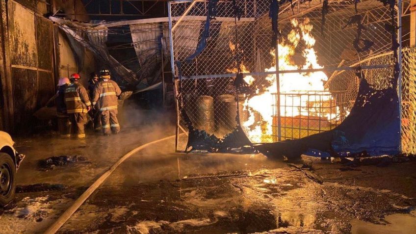 Tlalnepantla: Se registra un fuerte incendio en fábrica de solventes de San Juan Ixhuatepec