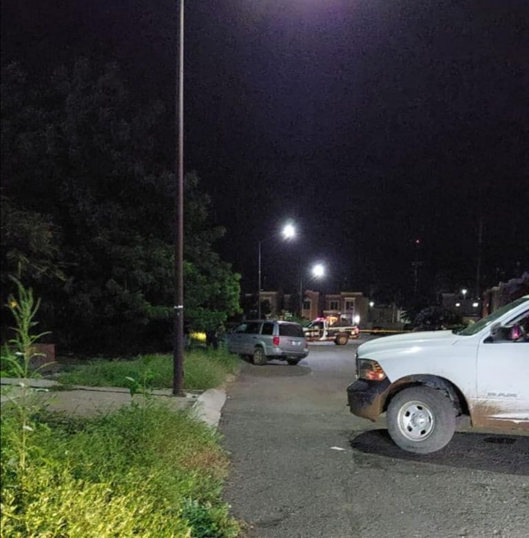 En la imagen, el vehículo en el que estaban las víctimas mortales de la balacera. Foto: Facebook