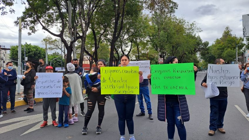 Padres de familia bloquean Marina Nacional; aseguran que sujeto armado ingresó a un plantel escolar