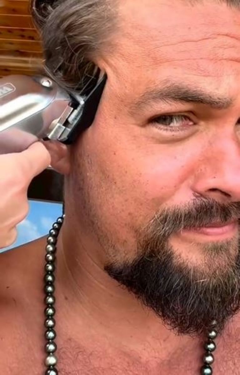 Jason Momoa se corta el cabello