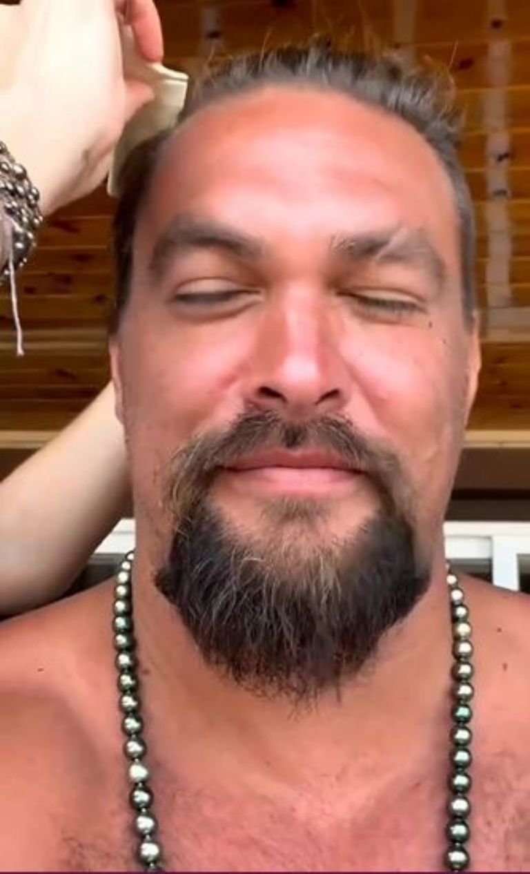 Jason Momoa se corta el cabello por el plástico