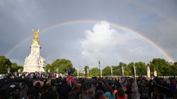 VIDEOS: Arcoíris despide a la Reina Isabel II; la BBC así dio el anuncio del deceso de la monarca
