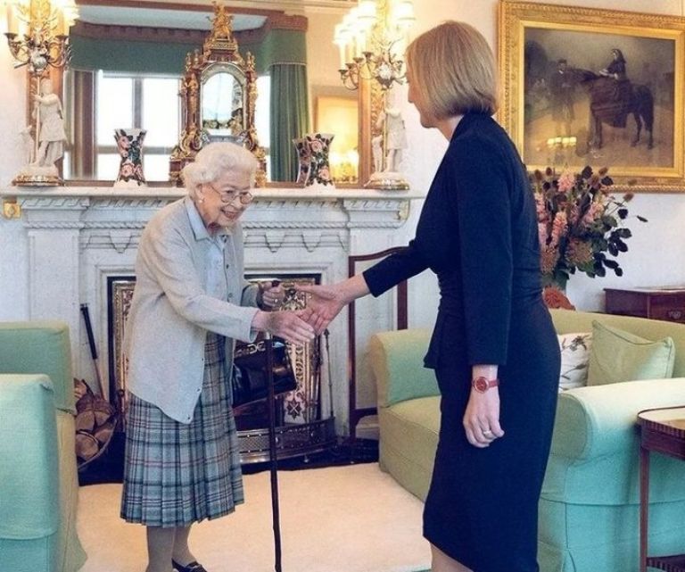 Liz Trauss y la Reina Isabel II