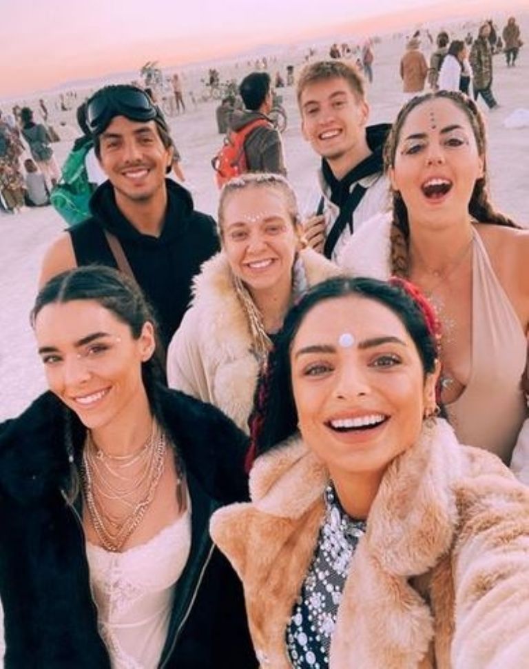 Vadhir y Aislinn en el hombre en llamas