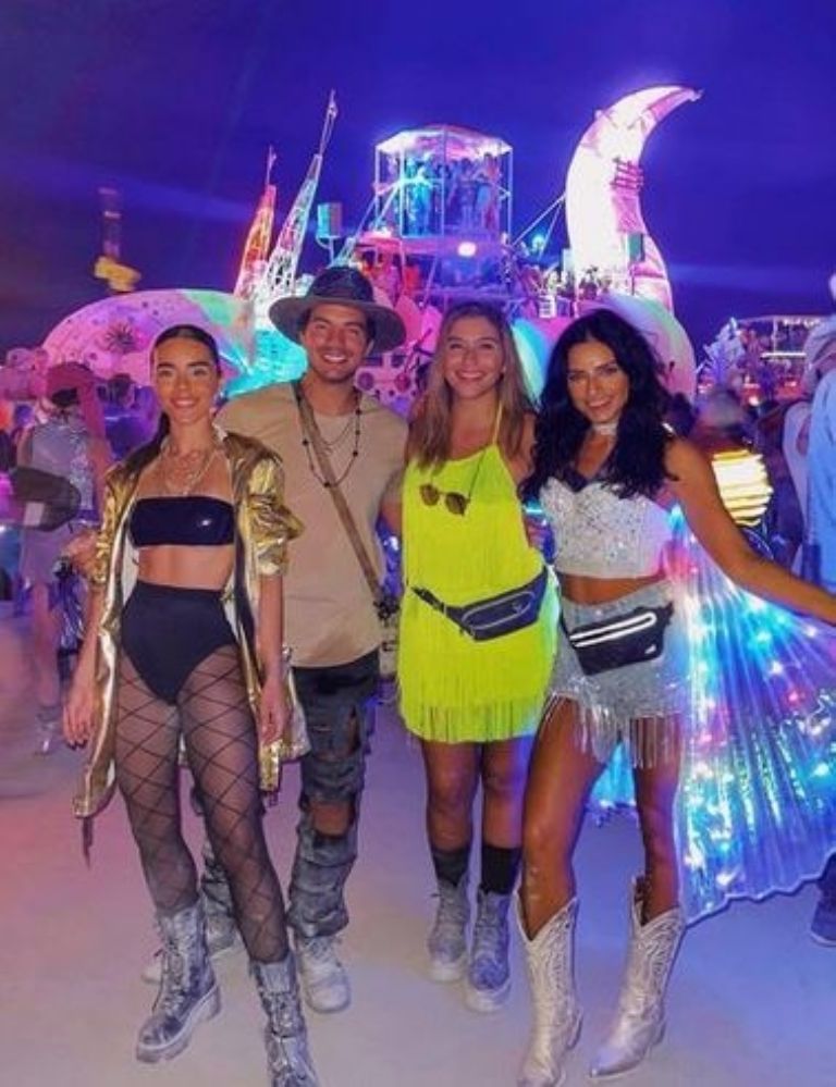 Aislinn y Vadhir en el hombre en llamas