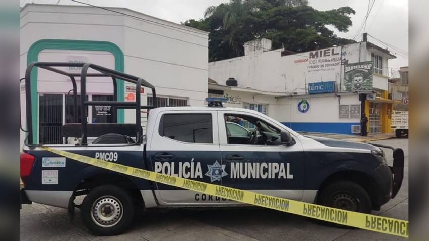 Personas armadas ingresan a la fuerza a una barbería y asesinan a un hombre