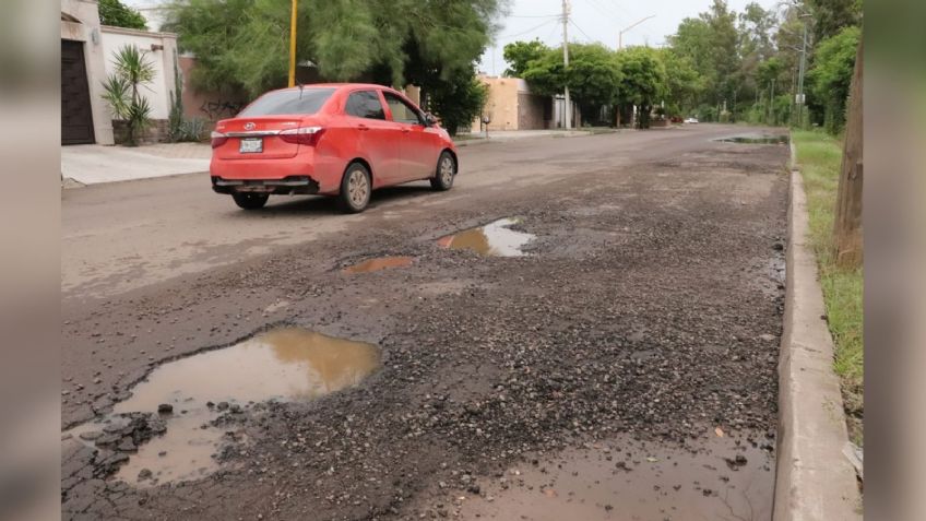 Se forman nuevos baches en obra de la calle Ostimuri; hace días fue reparada