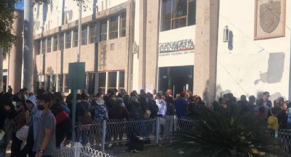 Estudiantes y padres de familia viven largas filas y aglomeraciones para obtener beca Benito Juárez