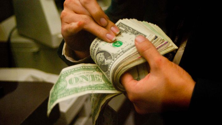¿Compras o vendes? Dólar cierra por encima de los 18 pesos pero así se oferta en bancos del país