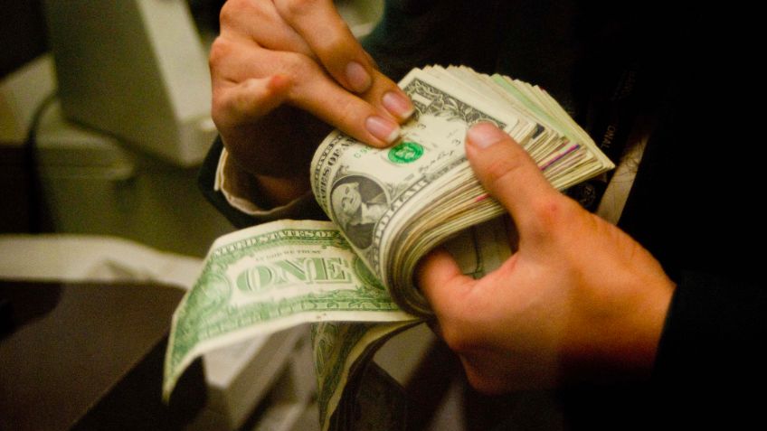 ¿Compras o vendes? Dólar cierra por encima de los 18 pesos pero así se oferta en bancos del país