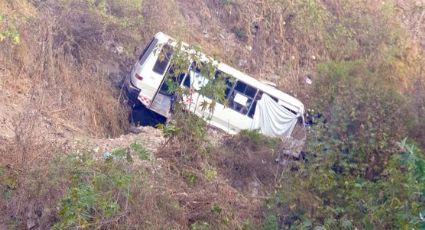VIDEO: En Naucalpan, microbús choca contra 2 vehículos y caen al barranco; reportan 3 muertos