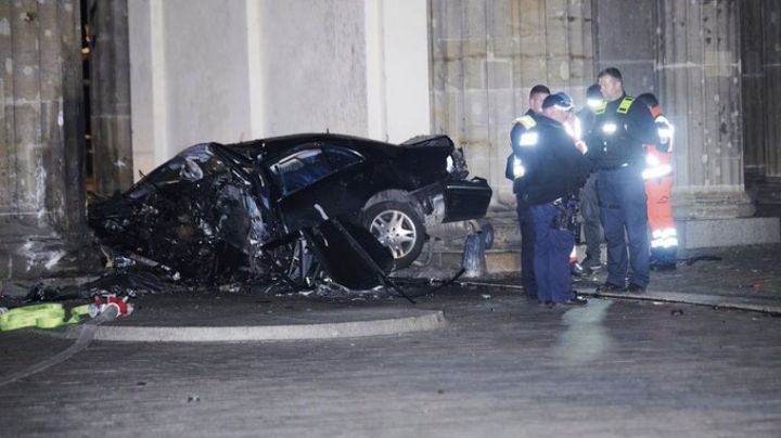 VIDEO: Sujeto muere tras impactar contra una de las columnas de la Puerta de Brandemburgo