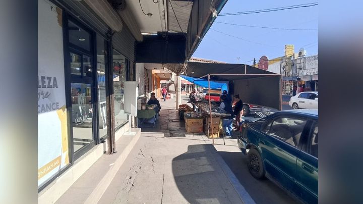 Banquetas 'acaparadas' por puestos ambulantes en Guaymas; personas con discapacidad piden regulación