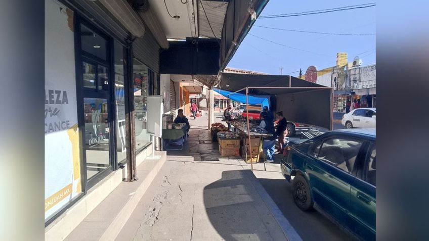 Banquetas 'acaparadas' por puestos ambulantes en Guaymas; personas con discapacidad piden regulación