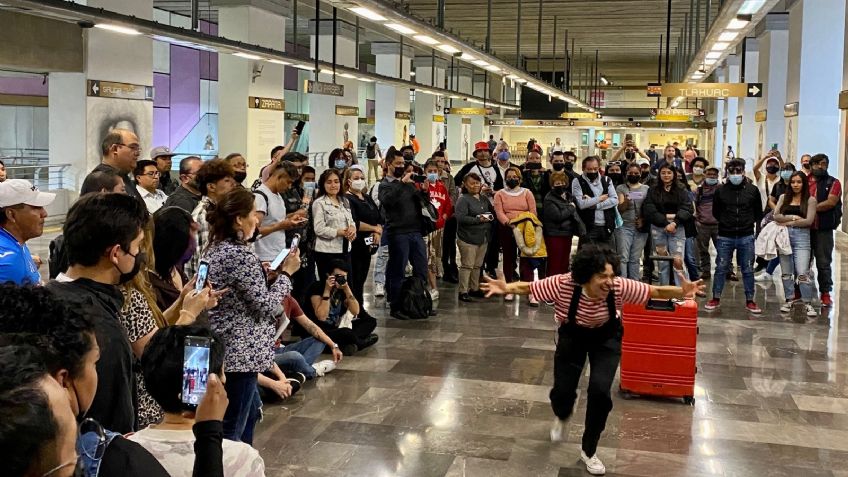 Ahora sí la dejaron cantar: Tras apertura de la L12 del Metro, Flor Amargo da concierto a los usuarios