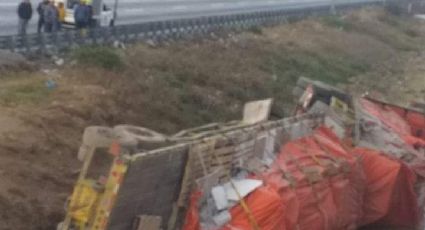 Volcadura de tráiler en la México-Puebla provoca caos; Transportaba 20 toneladas de carga