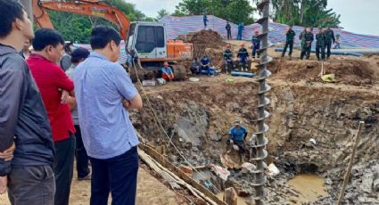 Lamentable: Menor de edad cae a un pozo en Vietnam; rescatistas buscan sacarlo con vida